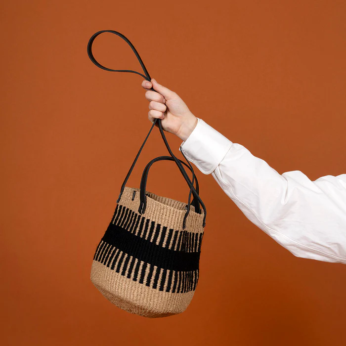 Sac noir-naturel avec lanière noir en cuir tressé à la main