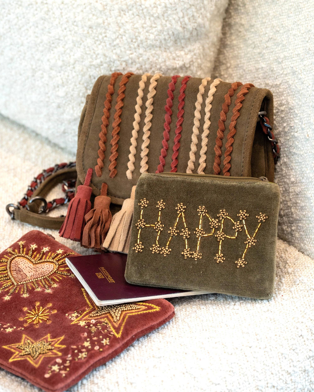 Petite pochette velours brodée HAPPY perles de laiton, kaki