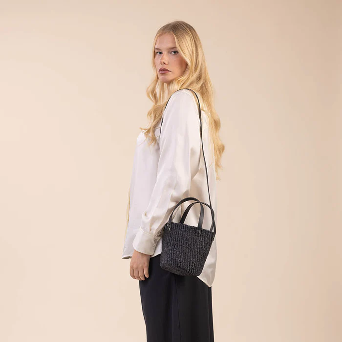 Sac noir avec lanière noir en cuir tressé à la main