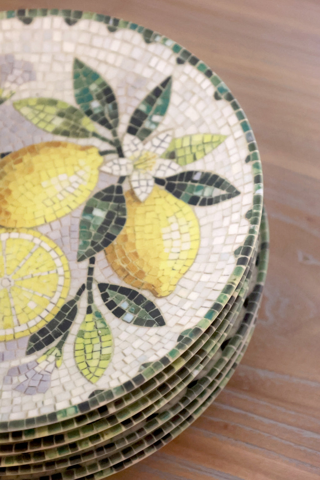 Assiette en grès mosaïque avec citrons