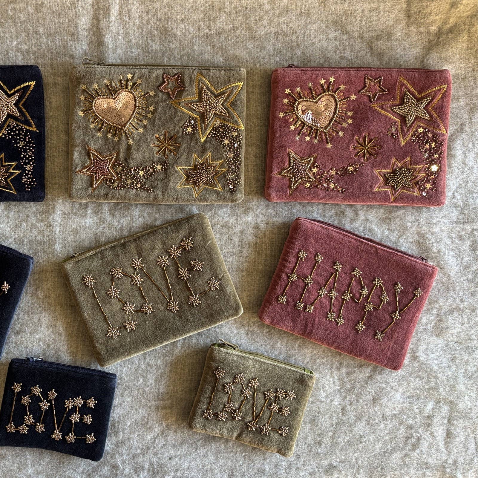 Pochette HAPPY velours brodée perles de laiton, bois de rose