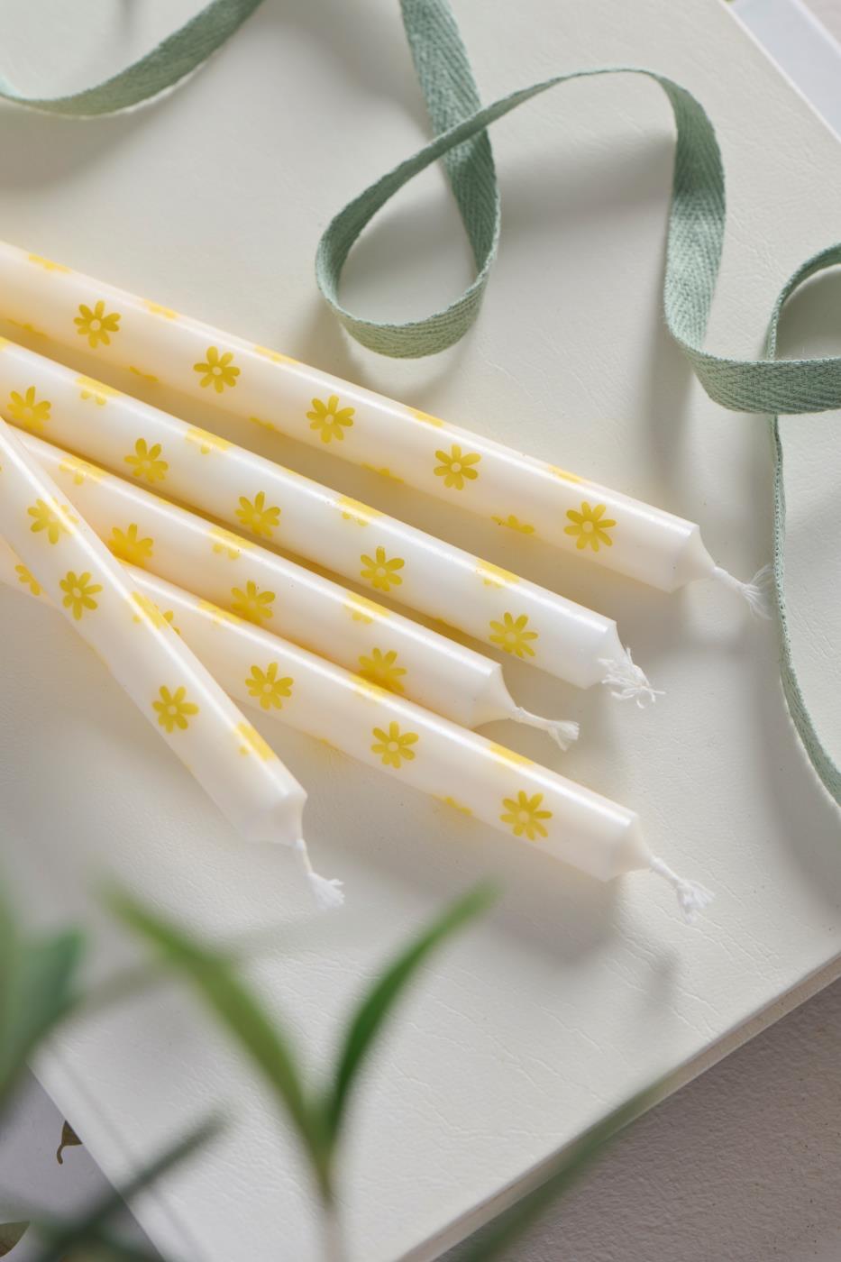 Bougie à fleurs jaune