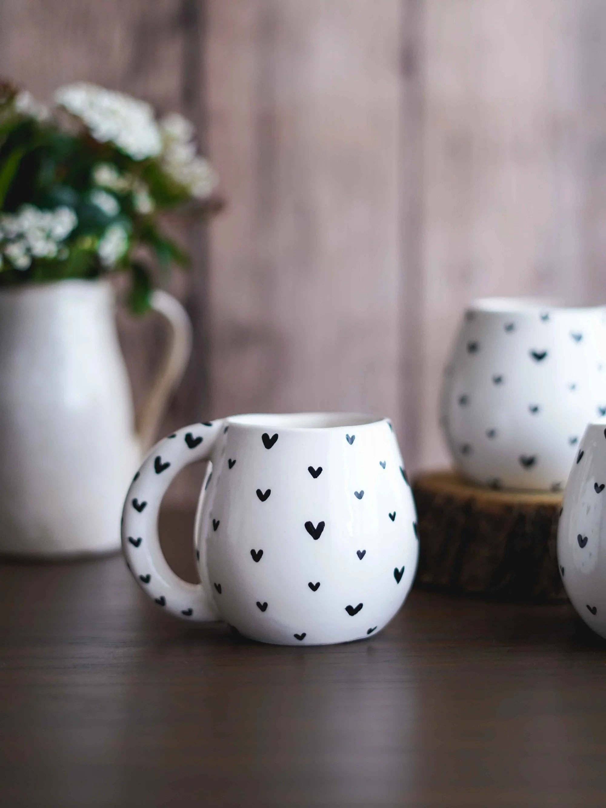 Tasse aux petits cœurs noirs