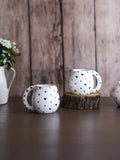 Tasse aux petits cœurs noirs