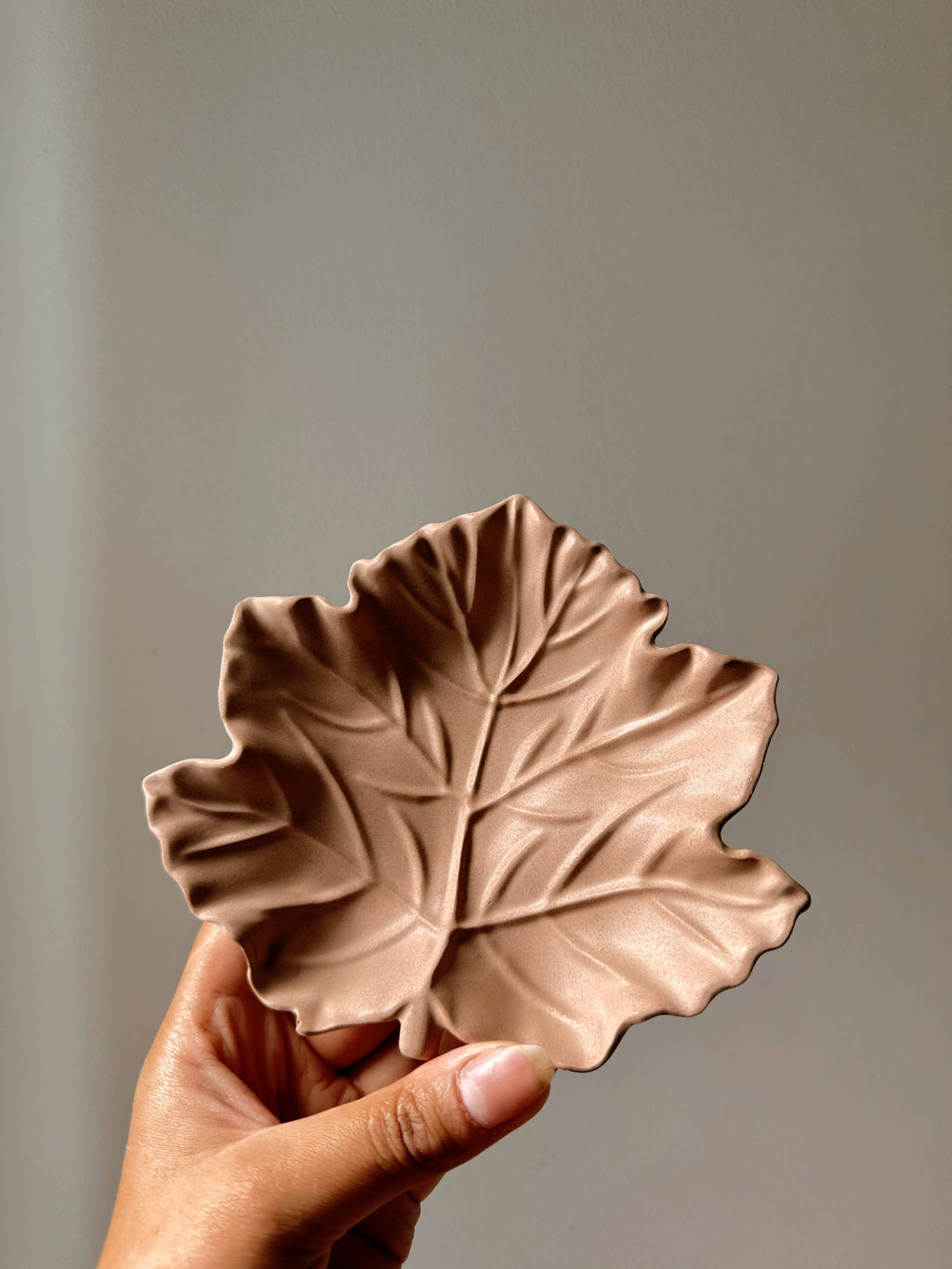Plateau vide poche feuille d’érable fait main - Chocolat