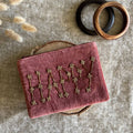 Pochette HAPPY velours brodée perles de laiton, bois de rose
